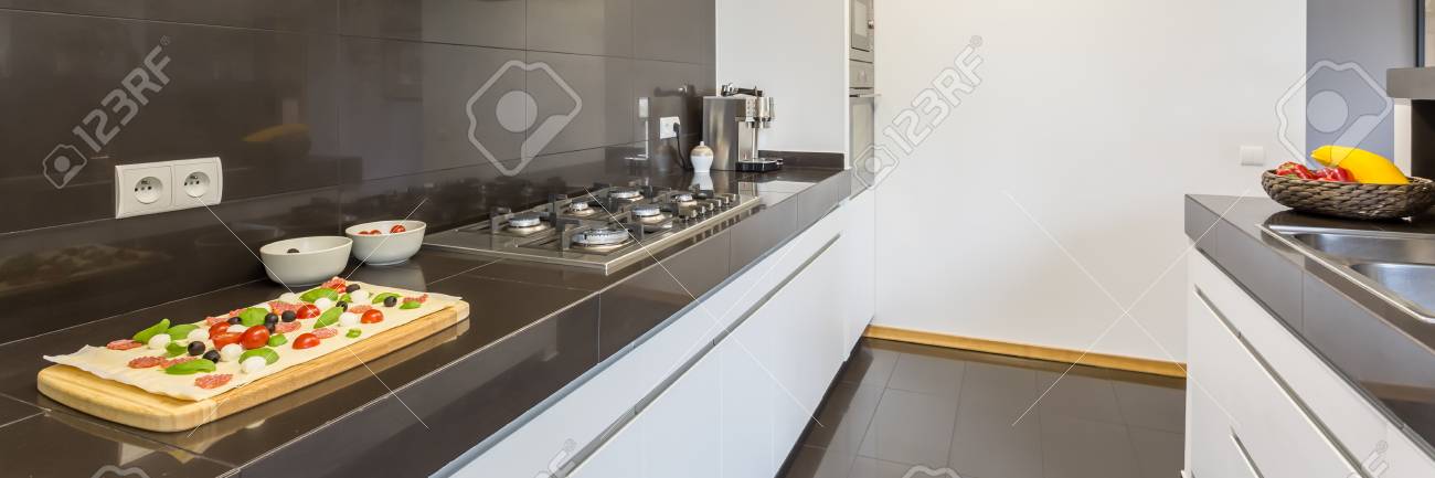 Parte Di Una Cucina Con Piano Di Lavoro, Lavandino E Macchina Per Il ... Parte Di Una Cucina Con Piano Di Lavoro, Lavandino E Macchina Per Il ...