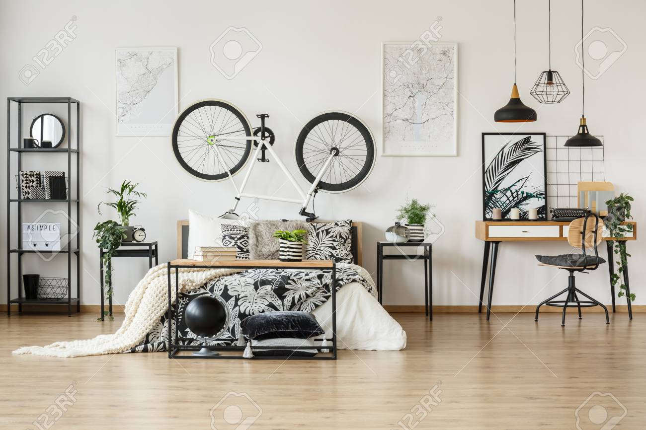 Lampen Uber Schreibtisch Mit Schreibmaschine Nahe Kingsize Bett Mit Fahrrad Auf Kopfende Im Weissen Schlafzimmer Mit Kugel Lizenzfreie Fotos Bilder Und Stock Fotografie Image 97989659