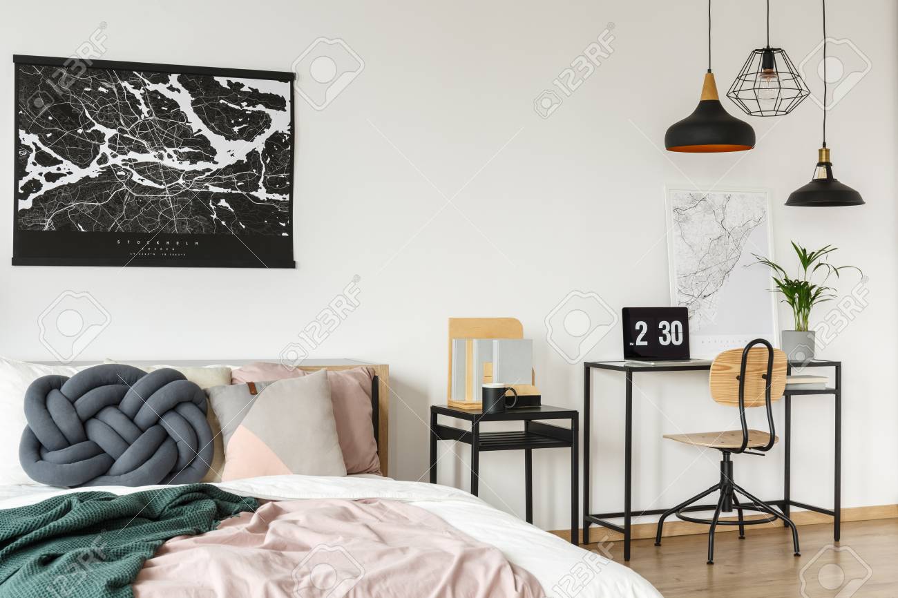 Manta Verde Y Rosa En La Cama Contra La Pared Con Un Cartel Negro