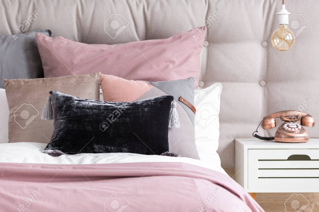 Rétro Cuivre Lin Et Intérieur Table En Téléphone Avec Dans Blanche Ampoule Un Oreiller Élégante Chambre Rose Sur Métallique De Nuit xeorBWdC