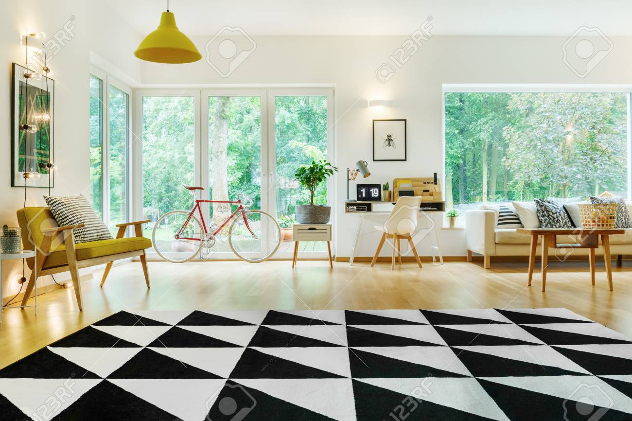 Schwarzweiss Dreieckteppich Im Geraumigen Wohnzimmer Mit Modernen Mobeln Und Ansicht Uber Garten Lizenzfreie Fotos Bilder Und Stock Fotografie Image 91549984
