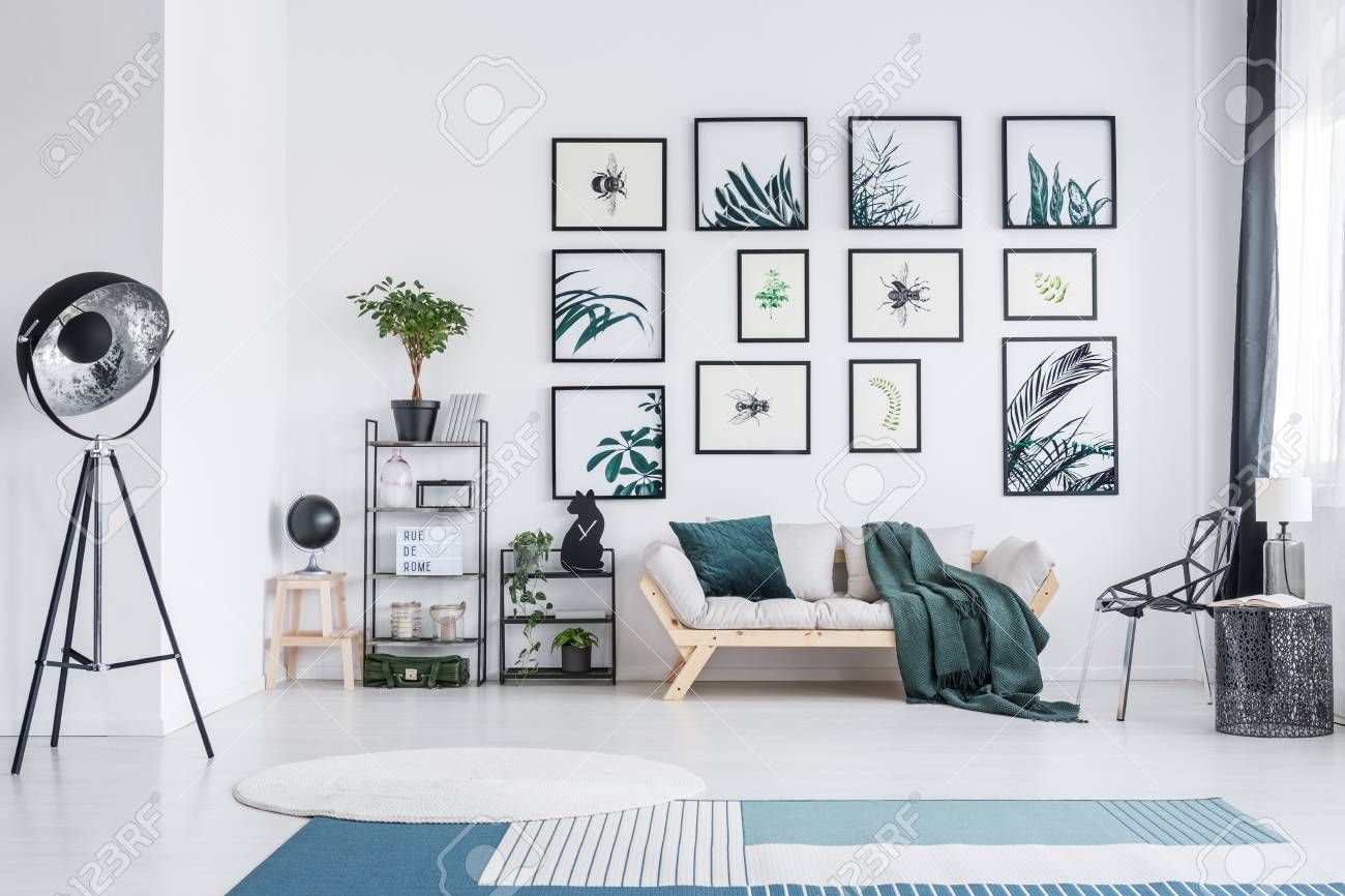 Blauer Und Weißer Teppich Und Sofa Im Wohnzimmer Mit Metallmöbeln ... Blauer Und Weißer Teppich Und Sofa Im Wohnzimmer Mit Metallmöbeln ...