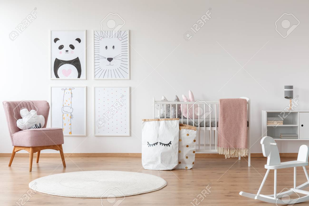 Cheval A Bascule Blanc Et Tapis Dans La Chambre D Enfant Avec Fauteuil Rose Sacs En Papier Dessins Et Lit Banque D Images Et Photos Libres De Droits Image