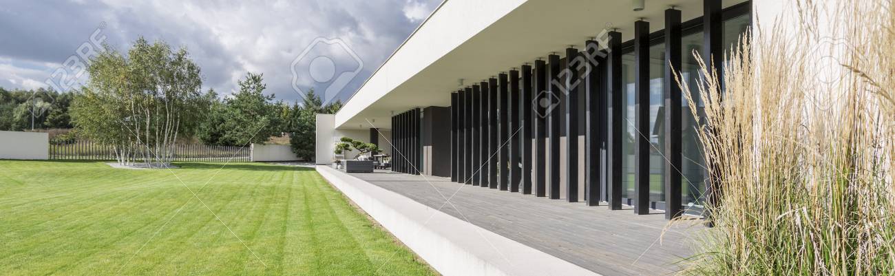 Enormes Modernes Haus Mit Grossen Fenstern Und Einem Grossen Grunen