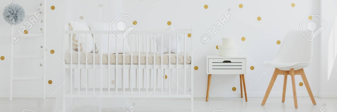 白いベビーベッドとミニマリストのインテリア デザインと現代的な掌の赤ちゃん部屋で手作りはしご装飾のパノラマ ビュー の写真素材 画像素材 Image