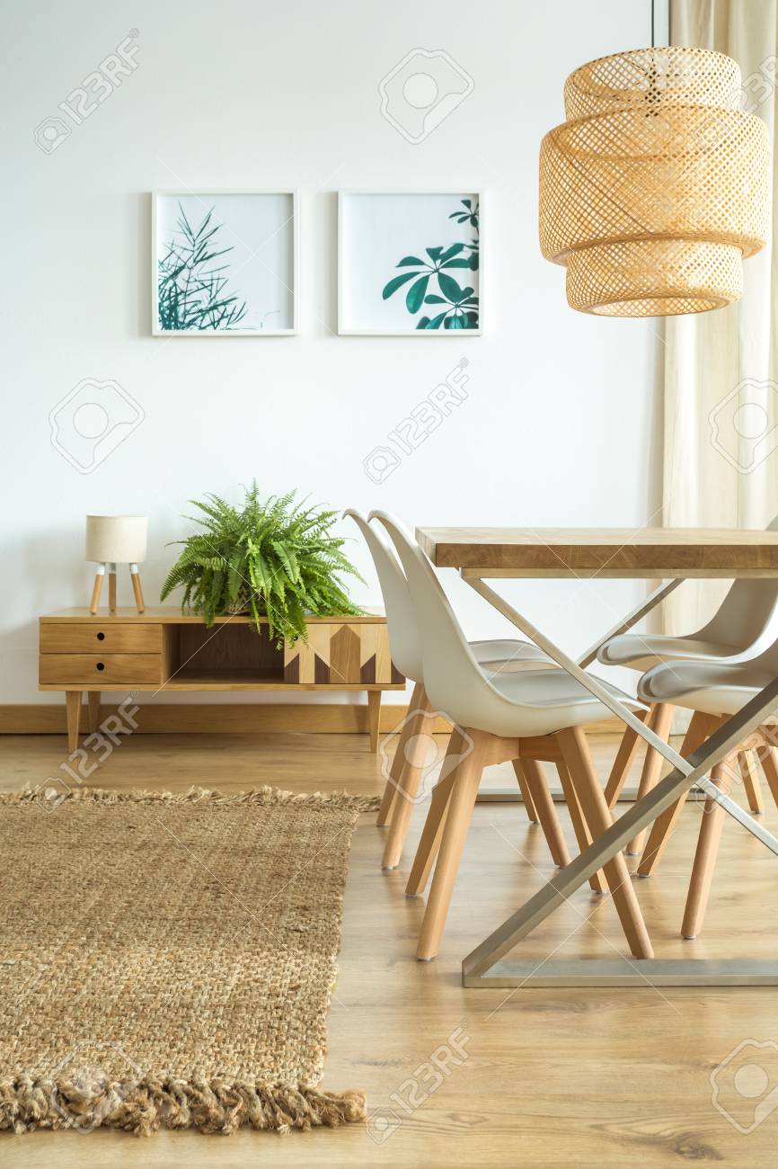 Lámpara Encima De La Mesa De Comedor Con Sillas Blancas En El ... Lámpara Encima De La Mesa De Comedor Con Sillas Blancas En El ...
