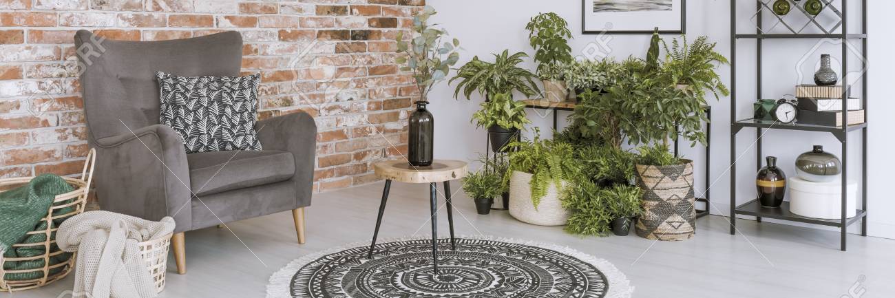 Vase Auf Holzstuhl Auf Runder Teppich Im Gemütlichen Wohnzimmer Mit ... Vase Auf Holzstuhl Auf Runder Teppich Im Gemütlichen Wohnzimmer Mit ...