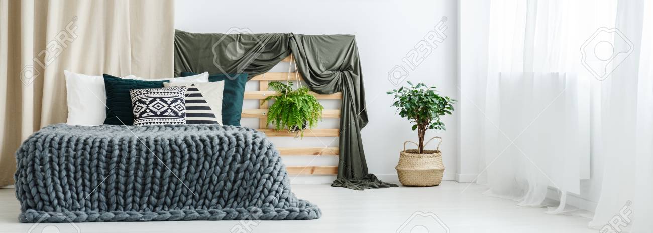 Modernes Schlafzimmer Design In Hellen Wohnung Mit Weissen Wanden Und Pflanzen Lizenzfreie Fotos Bilder Und Stock Fotografie Image 93199792