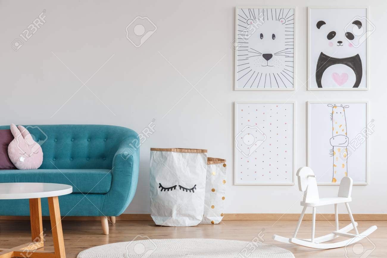 https jp 123rf com photo 93462641 e7 99 bd e3 81 84 e6 8f ba e3 82 8c e3 82 8b e9 a6 ac e3 80 81 e9 9d 92 e3 81 84 e3 82 bd e3 83 95 e3 82 a1 e3 80 81 e5 8b 95 e7 89 a9 e3 81 a8 e3 83 9d e3 82 b9 e3 82 bf e3 83 bc e3 81 a8 e6 98 8e e3 82 8b e3 81 84 e5 ad 90 e4 be 9b e9 83 a8 e5 b1 8b e3 81 ae e3 82 b9 e3 82 ab e3 83 b3 e3 83 87 e3 82 a3 e3 83 87 e3 82 b6 e3 82 a4 e3 83 b3 html