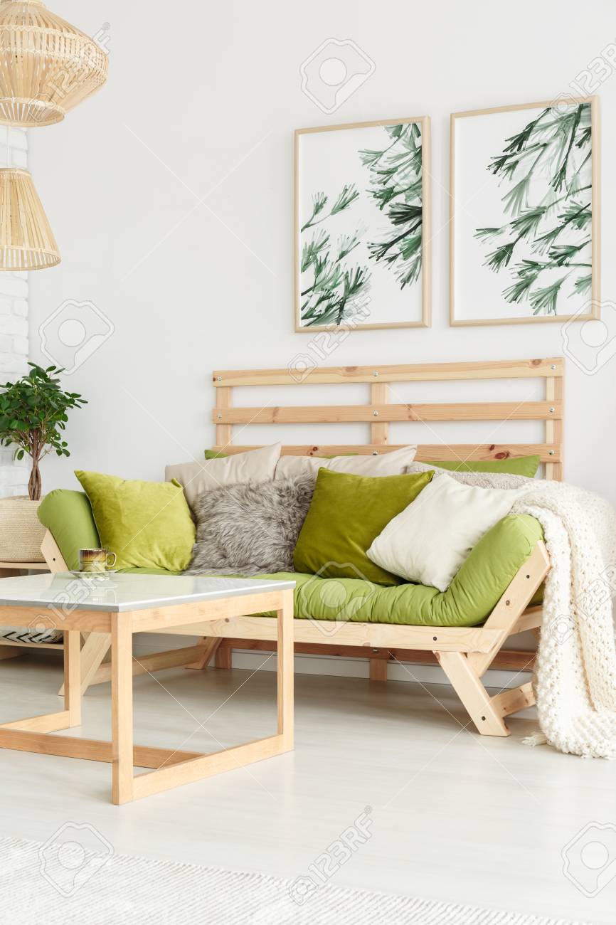 自然なリビングルームのインテリアに梨グリーンの布団 枕 ベージュの毛布が付いた木製ソファのサイドアングル の写真素材 画像素材 Image 自然なリビングルームのインテリアに梨グリーンの布団 枕 ベージュの毛布が付いた木製ソファのサイドアングル の写真素材 画像素材 Image