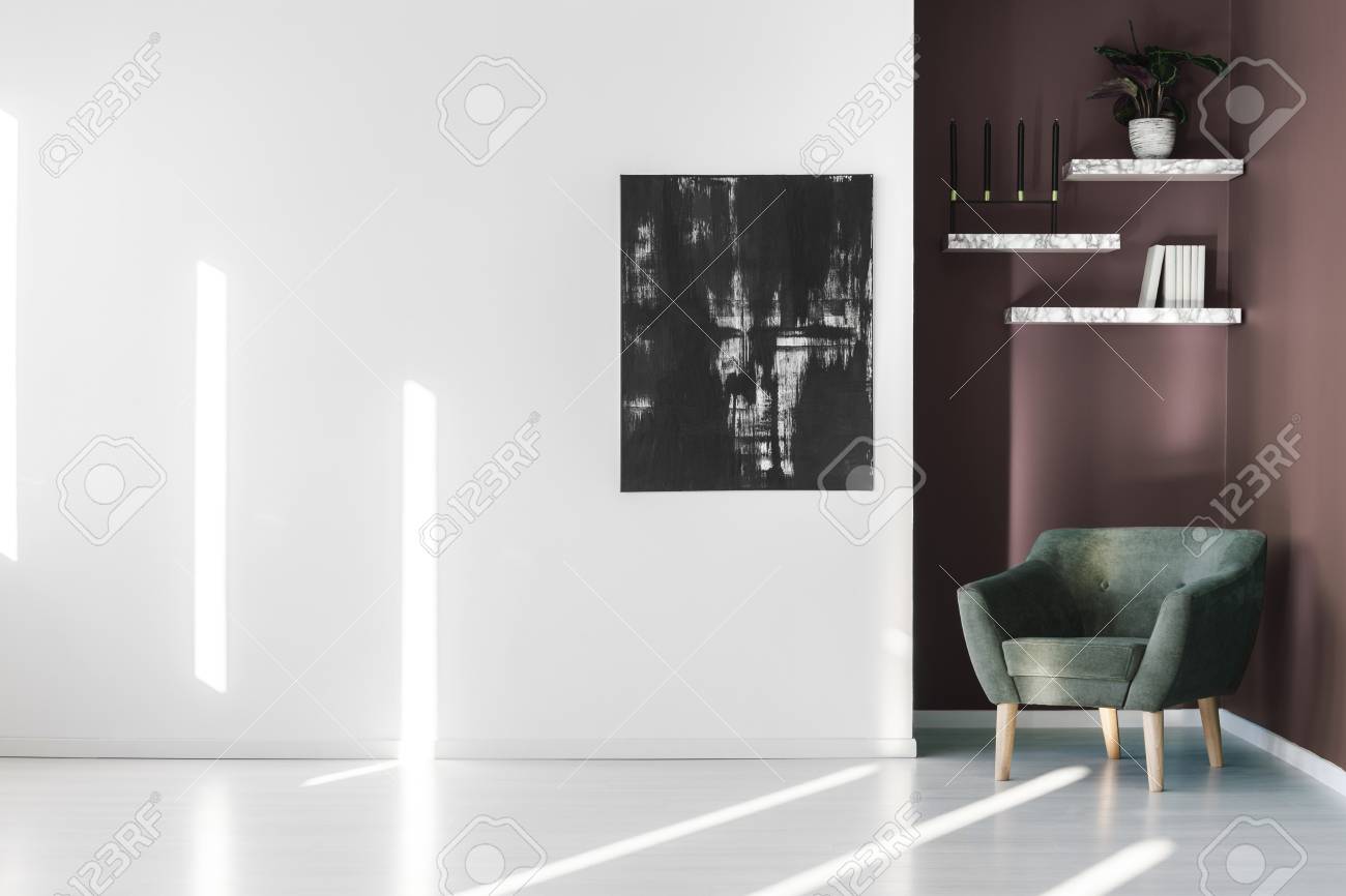 Sillon Verde Contra La Pared Marron Con Estantes En El Interior De