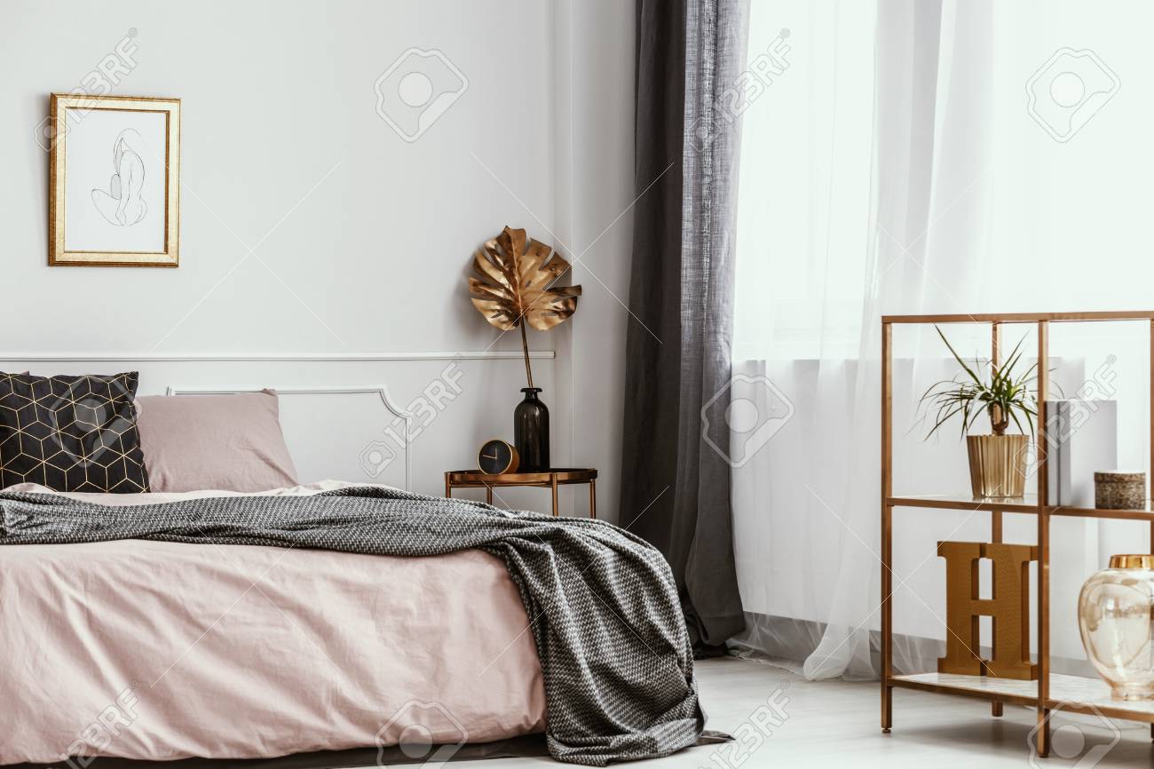 Dibujo A Mano Enmarcado En Una Pared Blanca De Un Gato Femenino Y