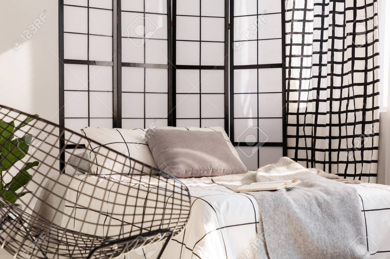 Black And White Bedroom Design With Mullions Wall