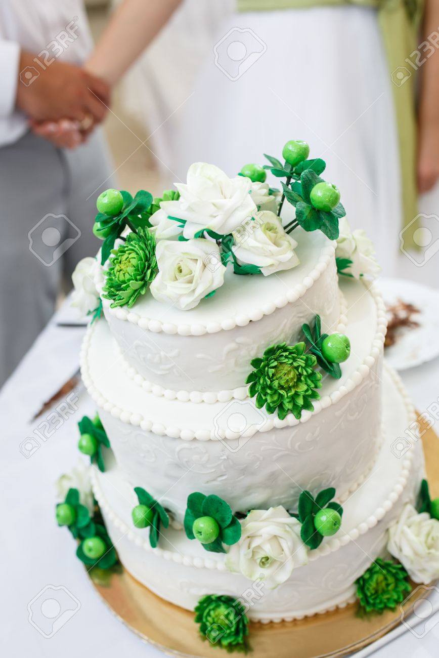 Vert Et Blanc Gâteau De Mariage Avec Des Roses Fleurs De Chrysanthème Et Les Pommes