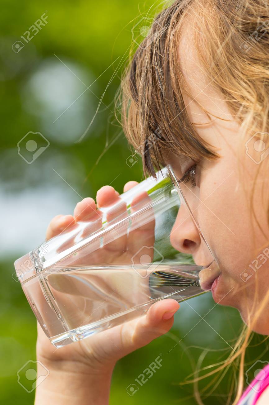 Jeune Fille Caucasienne Boire Du Verre Avec De L Eau Fraiche A L Exterieur Pendant L Heure D Ete Banque D Images Et Photos Libres De Droits Image 28849524