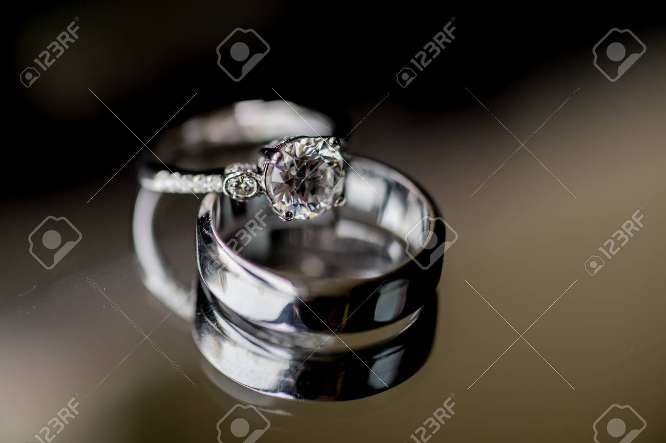 黒と白のガラス テーブルの上の結婚指輪結婚指輪 の写真素材 画像素材 Image