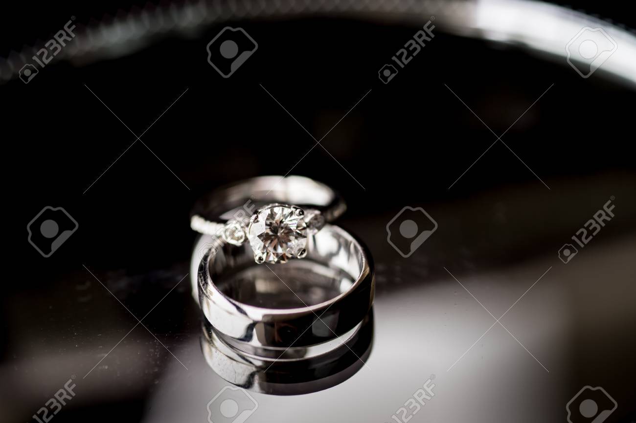 黒と白のガラス テーブルの上の結婚指輪結婚指輪 の写真素材 画像素材 Image