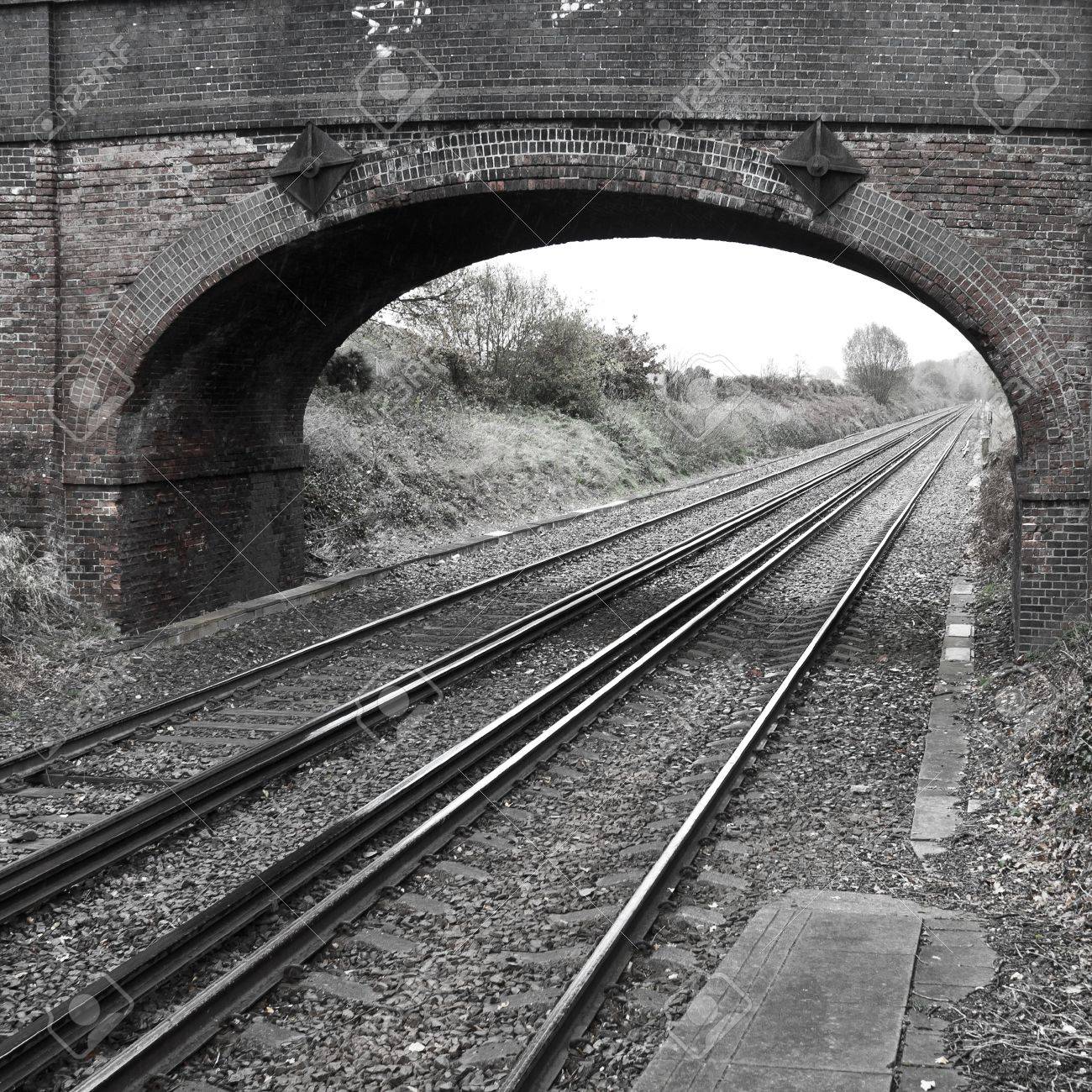 鉄道橋のモノクロ写真　電車　鉄道 鉄道橋のモノクロ写真 電車 鉄道 鉄道写真集 信州追憶の列車 ―昭和
