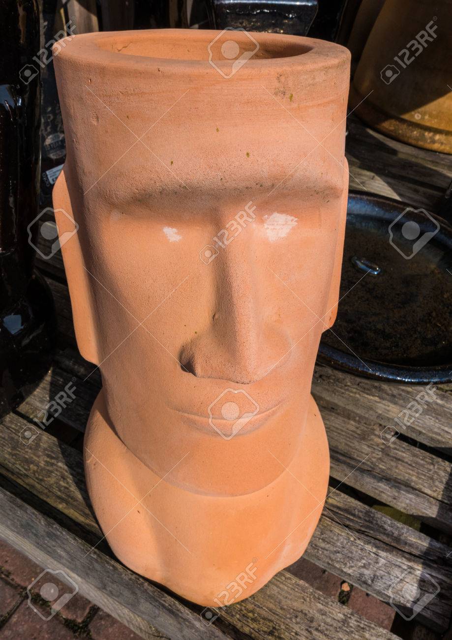 テラコッタの鉢は モアイの頭として形作られています の写真素材 画像素材 Image