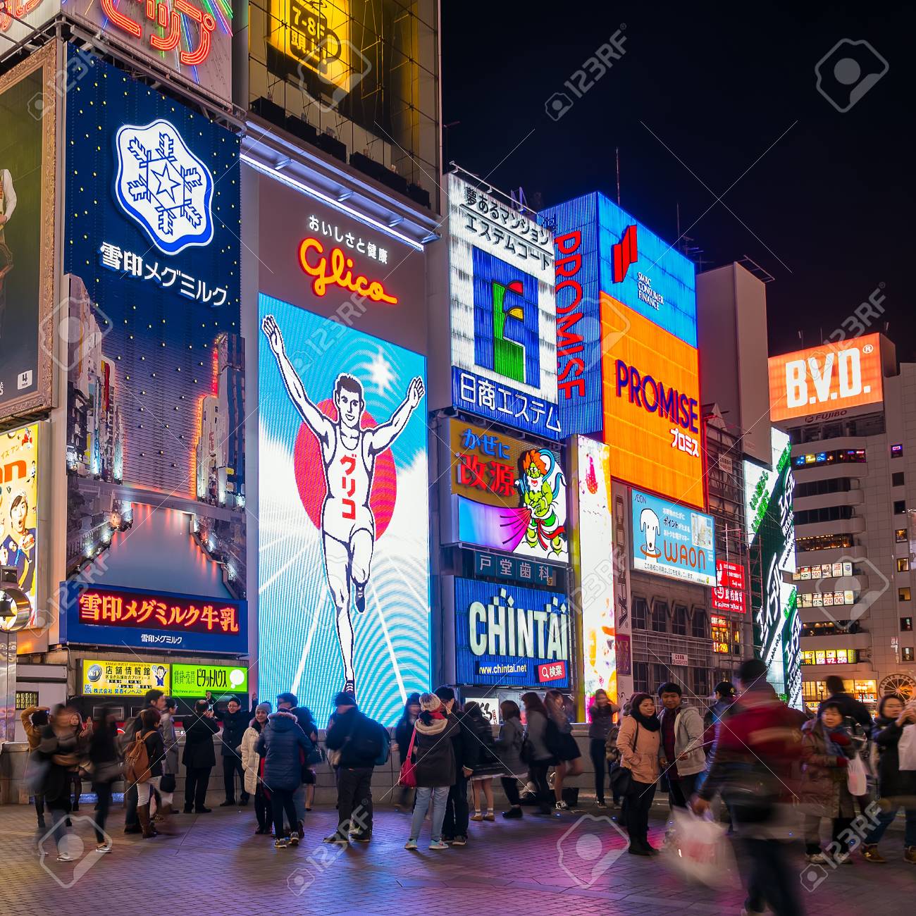 大阪 日本 15 年 3 月 2 日 Unidentify グリコ男 大阪の道頓堀商店街に光の看板と写真を撮る観光客 の写真素材 画像素材 Image
