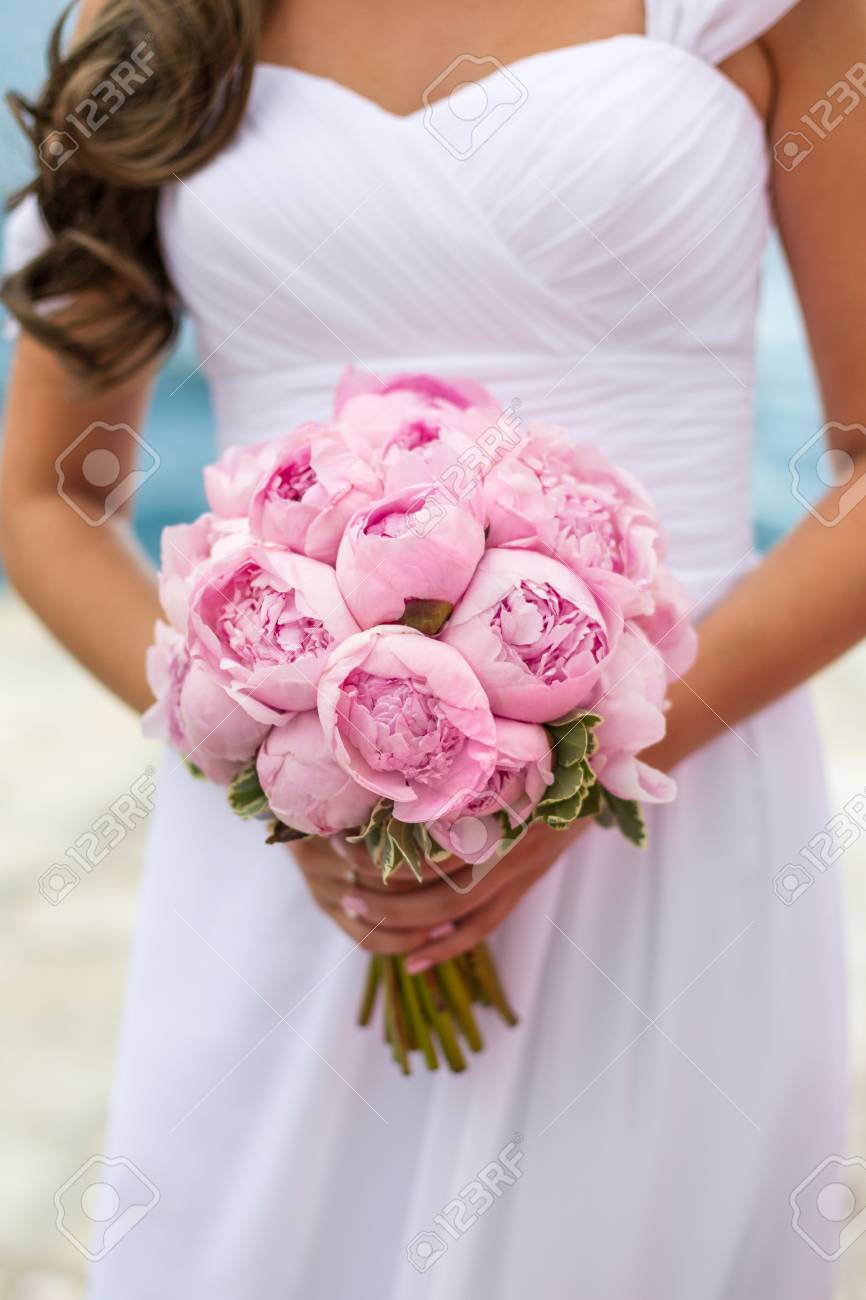 [تصویر:  35101886-wedding-bouquet-of-pink-peonies...-bride.jpg]