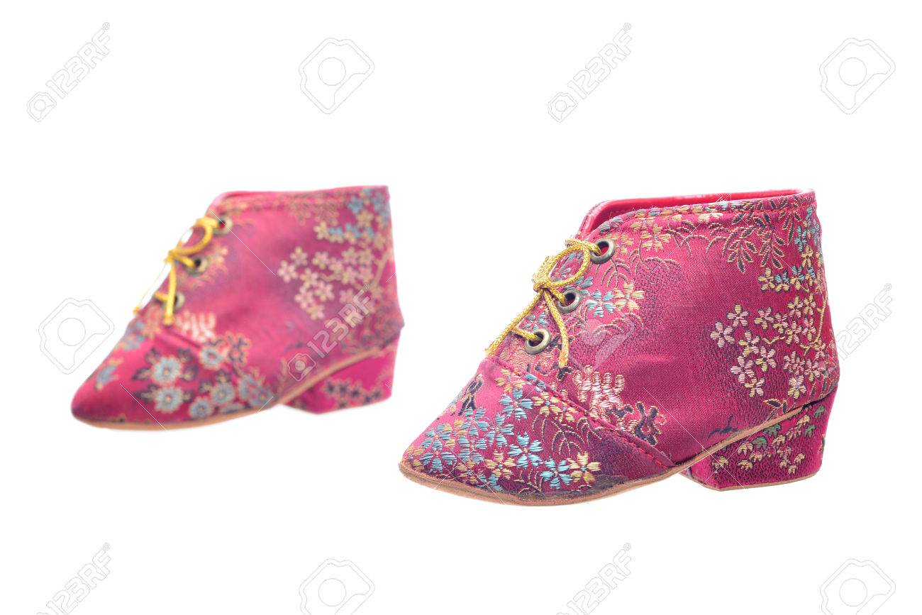 ミニチュア アンティークの中国の女性の靴を持つ古い女性が着用纏足し