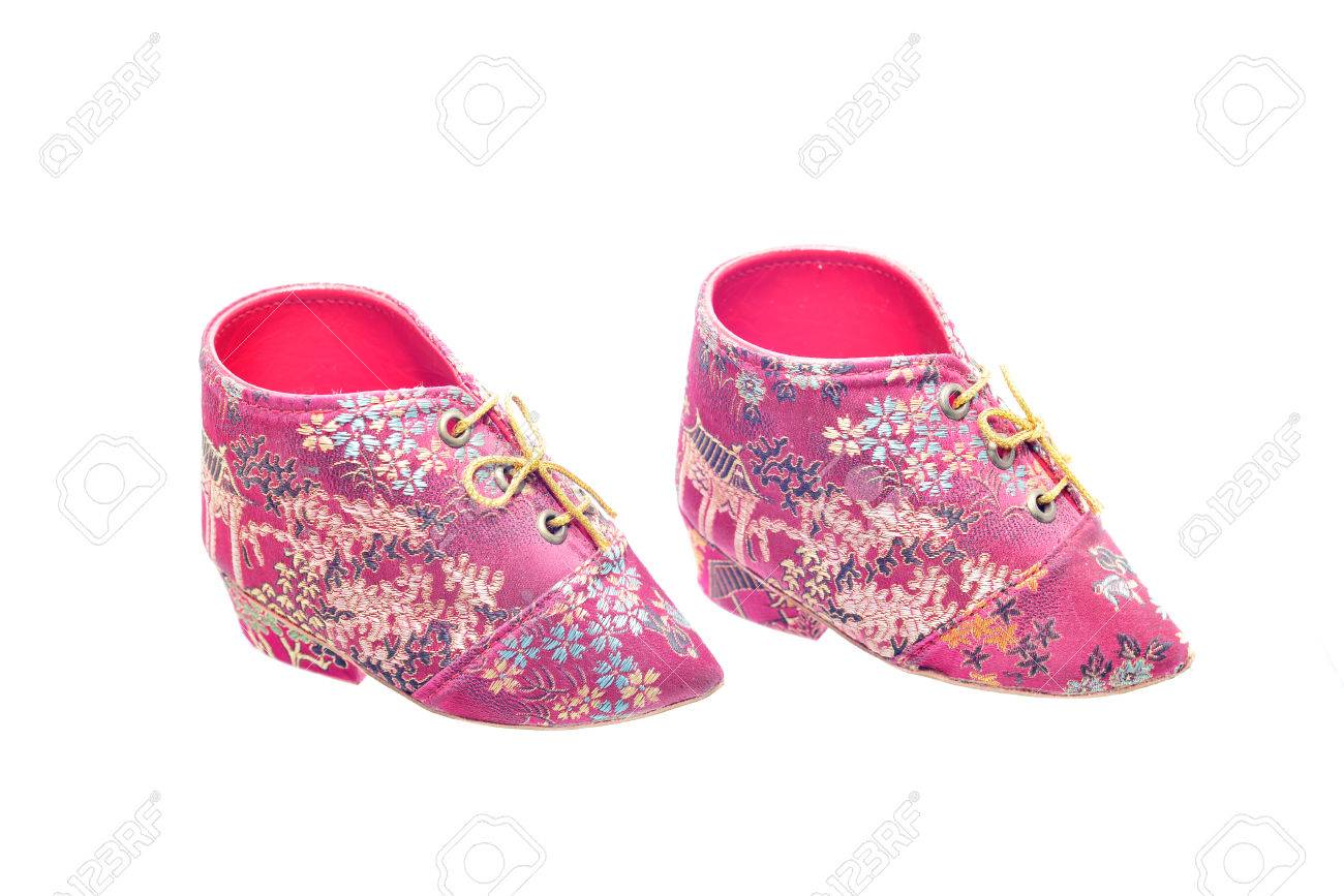 ミニチュア アンティークの中国の女性の靴を持つ古い女性が着用纏足し