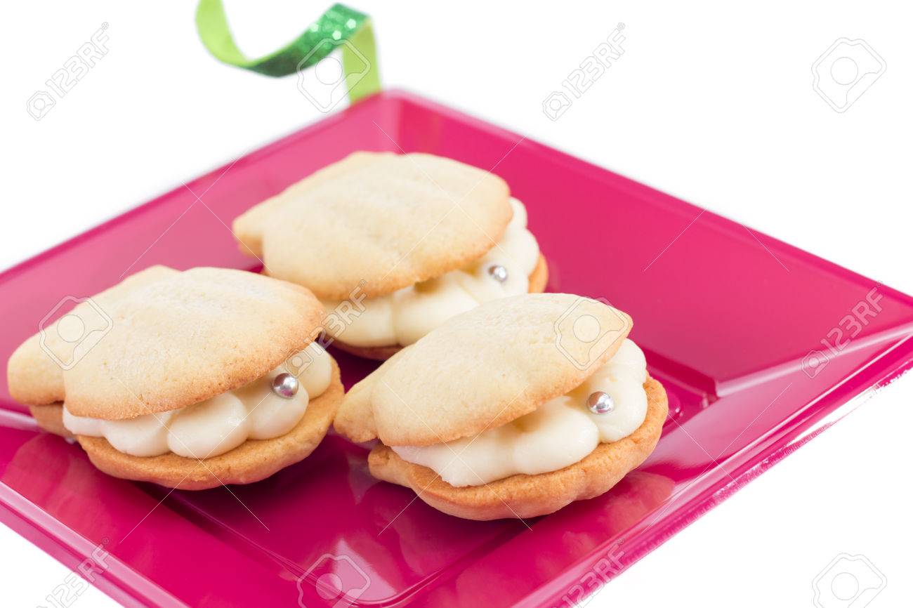 シェル形 Buttercream と白で隔離パールお菓子クッキー の写真素材 画像素材 Image