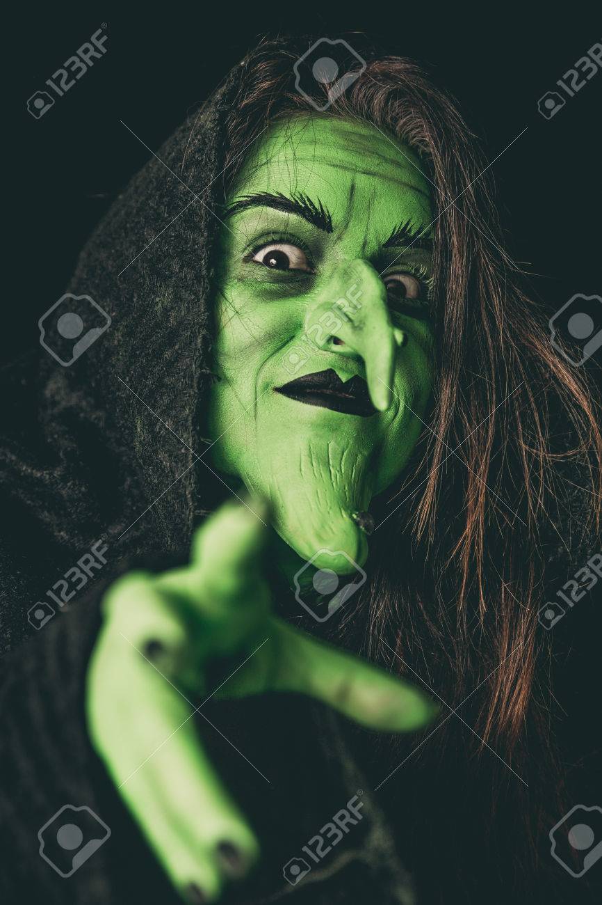 グリーン呪いを鋳造は彼女のような演技の魔女 フィールドの浅い深さ の写真素材 画像素材 Image