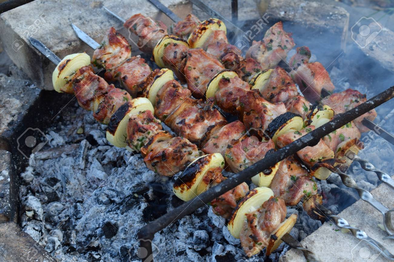 バーベキュー肉と玉ねぎとベーコンのマリネです シャシリクやシシカバブの自然の炭火グリルで準備します Shashlyk は 肉を串刺し バーベキュー グリル の写真素材 画像素材 Image
