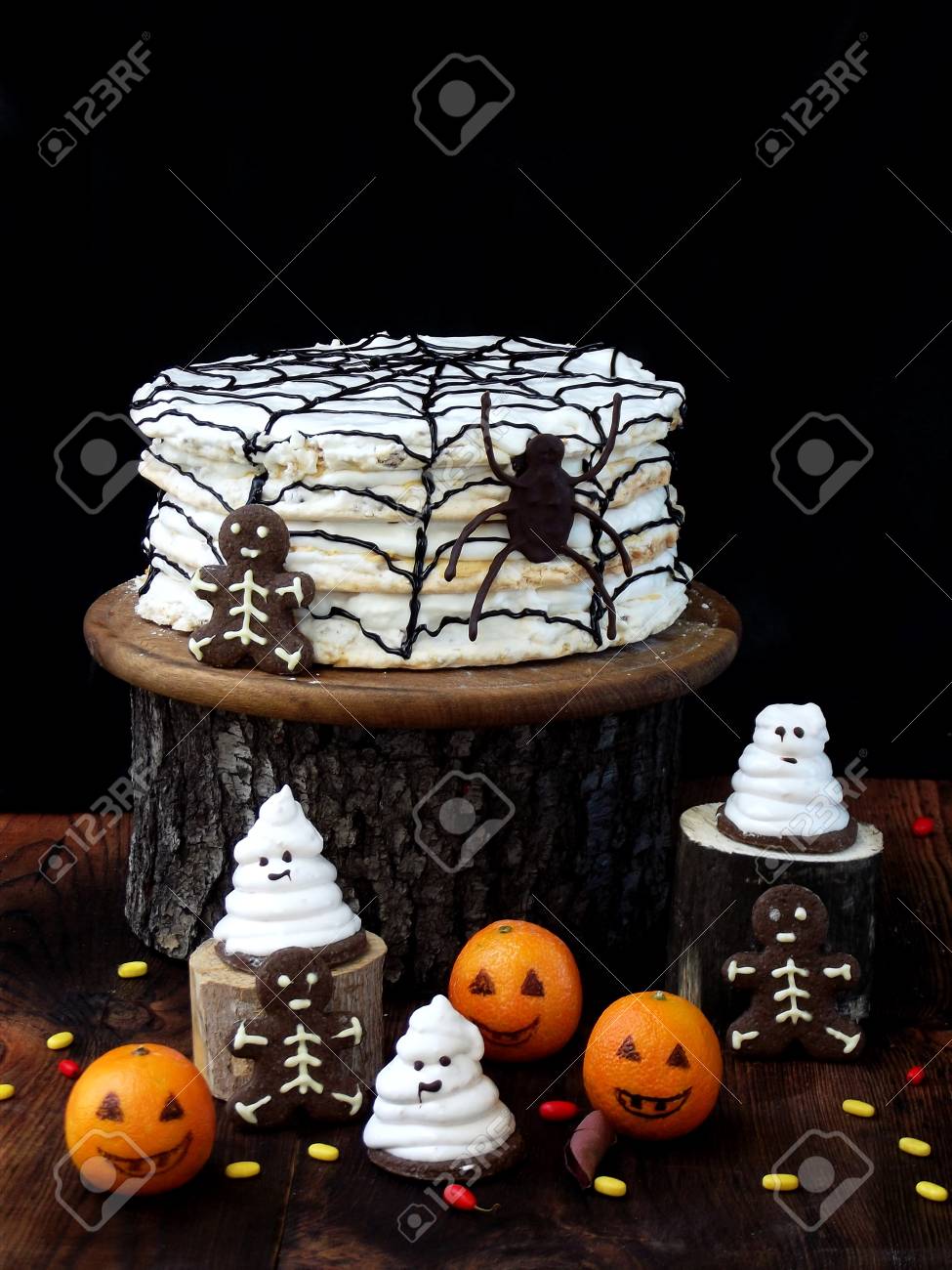 Composition Delicieuse Drole Pour Halloween Avec Le Gateau Les Biscuits La Guimauve Et Les Mandarines Sur La Table Bonbons En Forme De Fantomes Squelettes Araignees Et Citrouille Banque D Images Et Photos Libres