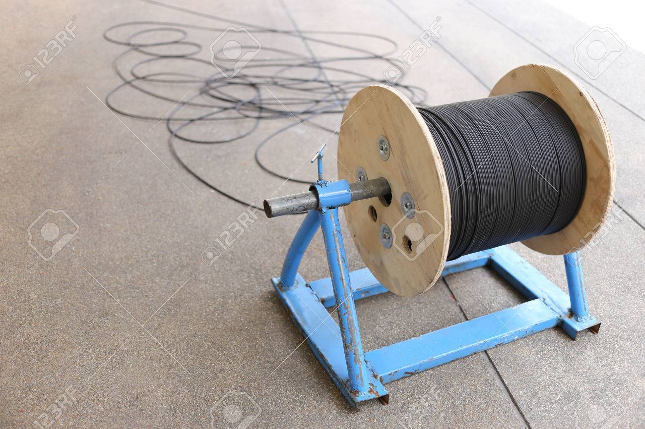 Tambor De Cable Alimentación Con Cable De Fibra óptica Para La Conexión De Banda Ancha A Internet Y Telecomunicación Fotos, Retratos, Imágenes Y Fotografía De Archivo Libres De Derecho. Image 38975242.