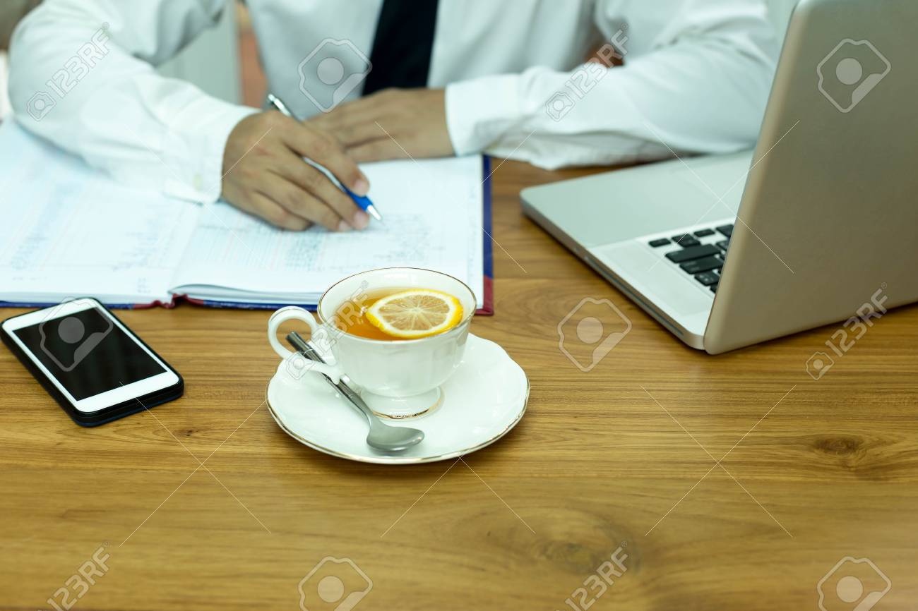 Executiva Passe Segurar Caneta Com Xicara Limao Cha E Computador Notebook E Telefone Pilha Ligado Tabela Madeira Fotos Retratos Imagenes Y Fotografia De Archivo Libres De Derecho Image 69003455
