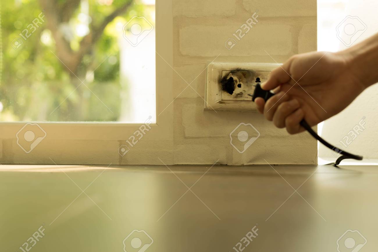 Ausgewahlte Fokus Auf Sockel Das Entfernen Der Hand Stecker Aus