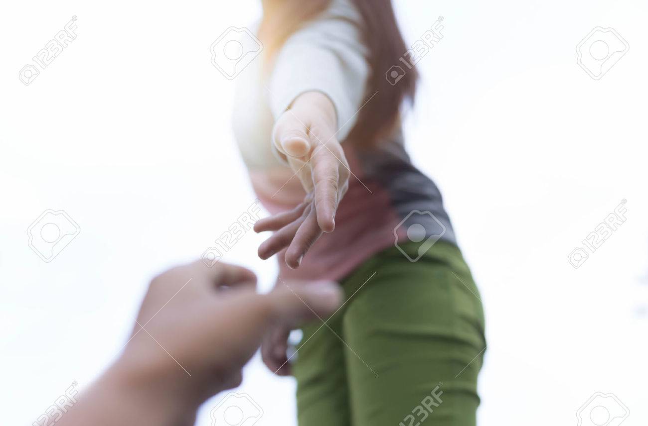 Aide Concept Mains Tendre La Main Pour Aider Les Uns Les Autres Avec Torche De Lumiere Banque D Images Et Photos Libres De Droits Image