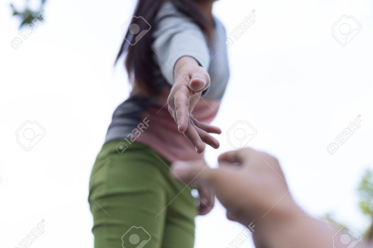 Aide Concept Mains Tendre La Main Pour Aider Les Uns Les Autres Avec Torche De Lumiere Banque D Images Et Photos Libres De Droits Image