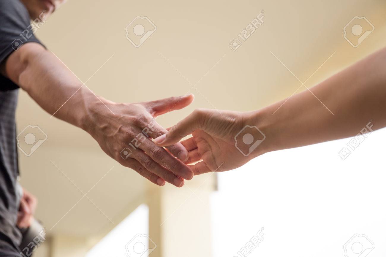 一緒に助けることを差し伸べる概念の手を助ける の写真素材 画像素材 Image 一緒に助けることを差し伸べる概念の手を助ける の写真素材 画像素材 Image