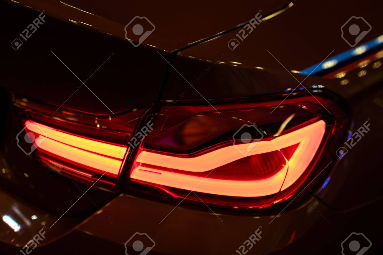 現代の車は 電子部品と車のインテリアの詳細の自動ギヤ棒 の写真素材 画像素材 Image