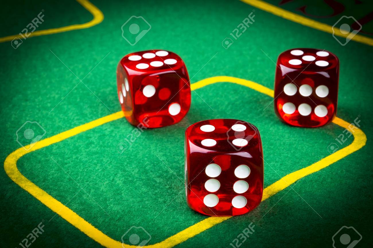 リスクの概念 - 緑のゲーム テーブルでサイコロを再生します。サイコロ ゲームをプレイします。赤いカジノ サイコロします。ビジネス ・ リスクのサイコロ  コンセプト、チャンス、幸運を圧延またはギャンブルの写真素材・画像素材 Image 84730388