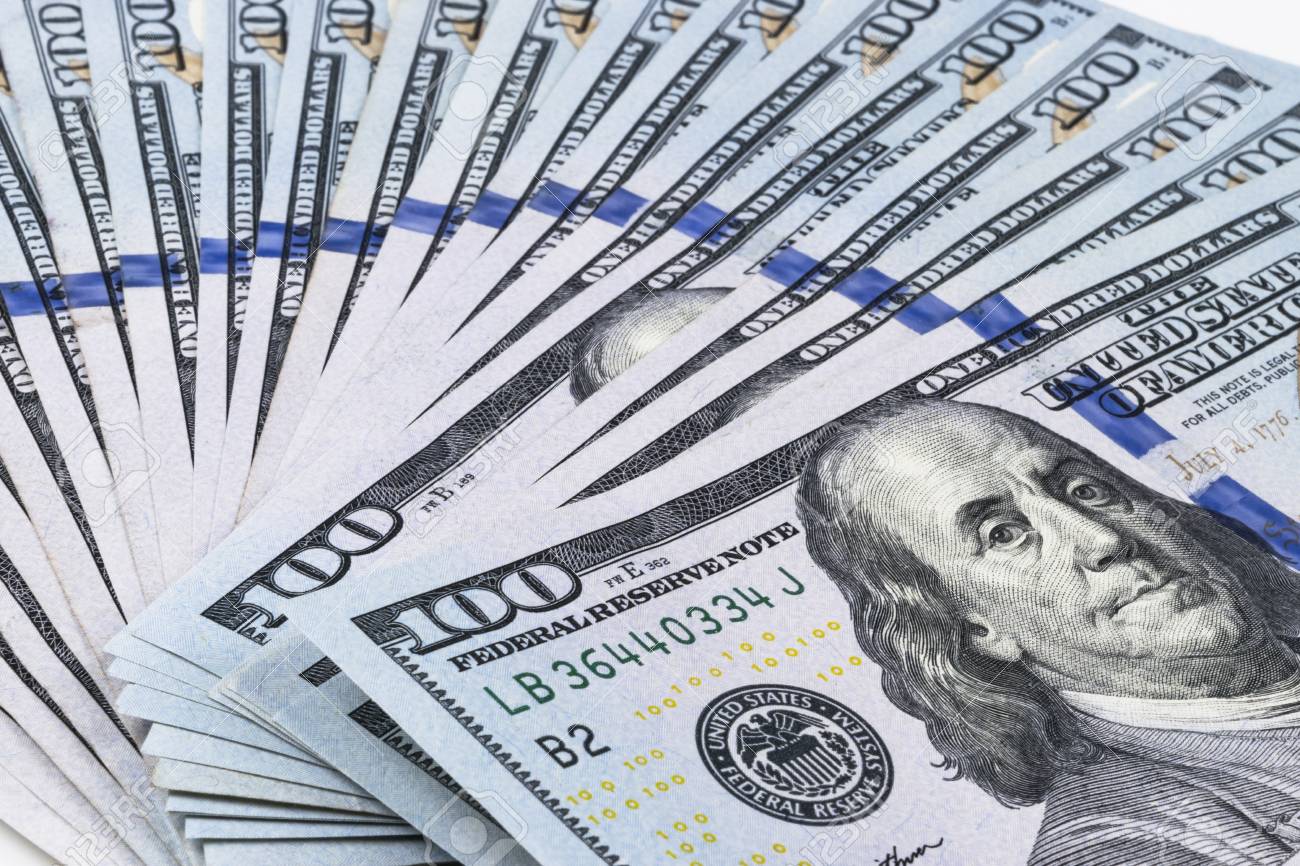 100 달러 지폐의 스택입니다. 100 달러 지폐에 현금 돈의 스택입니다. 흰색 배경에 100 달러 지폐의 힙 로열티 무료 사진,  그림, 이미지 그리고 스톡포토그래피. Image 84773206