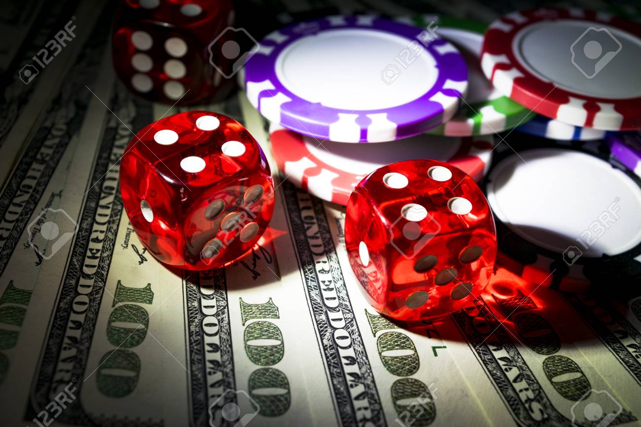 サイコロ ポーカー用のチップのスタックのドル札, お金のロールします。カジノでポーカー テーブル。火かき棒ゲームのコンセプト。サイコロ  ゲームをプレイします。カジノ サイコロします。ビジネス ・ リスクの概念。チャンス幸運の写真素材・画像素材 Image 84755767