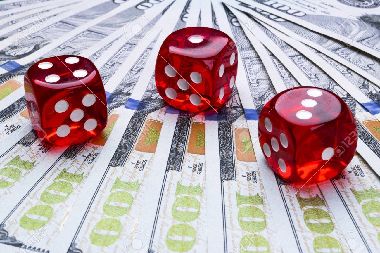 ポーカー ダイスはドル札でお金のロールします カジノでポーカー テーブル 火かき棒ゲームのコンセプト サイコロ ゲームをプレイします カジノ サイコロします ビジネス リスクの概念 チャンス幸運 の写真素材 画像素材 Image ポーカー ダイスはドル札でお金のロールします カジノでポーカー テーブル 火かき棒ゲームのコンセプト サイコロ ゲームをプレイします カジノ サイコロします ビジネス リスクの概念 チャンス幸運 の写真素材 画像素材 Image