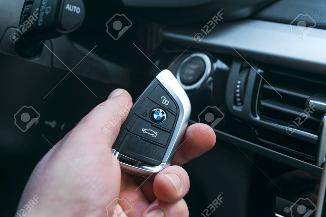 サンクト ペテルブルク ロシア 17 年 11 月 16 日 Bmw X 5 F15 はスタート ストップ プッシュ ボタン の近くの男性の手で車のキーを開始 現代の車のインテリアの詳細 車のエンジンを始動するための鍵 の写真素材 画像素材 Image サンクト ペテルブルク ロシア 17 年 11 月 16 日 Bmw X 5 F15 はスタート ストップ プッシュ ボタン の近くの男性の手で車のキーを開始 現代の車のインテリアの詳細 車のエンジンを始動するための鍵 の写真素材 画像素材 Image