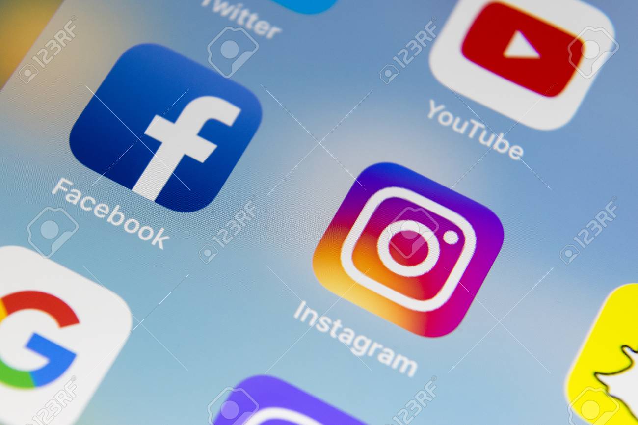 Sankt-Petersburg Russia December 13, 2017: Apple iPhone 7 with icons of social media facebook, instagram, twitter, snapchat application on screen. Smartphone Starting social media app. - 91574844 Sankt-Petersburg Russia December 13, 2017: Apple iPhone 7 with icons of social media facebook, instagram, twitter, snapchat application on screen. Smartphone Starting social media app. - 91574844