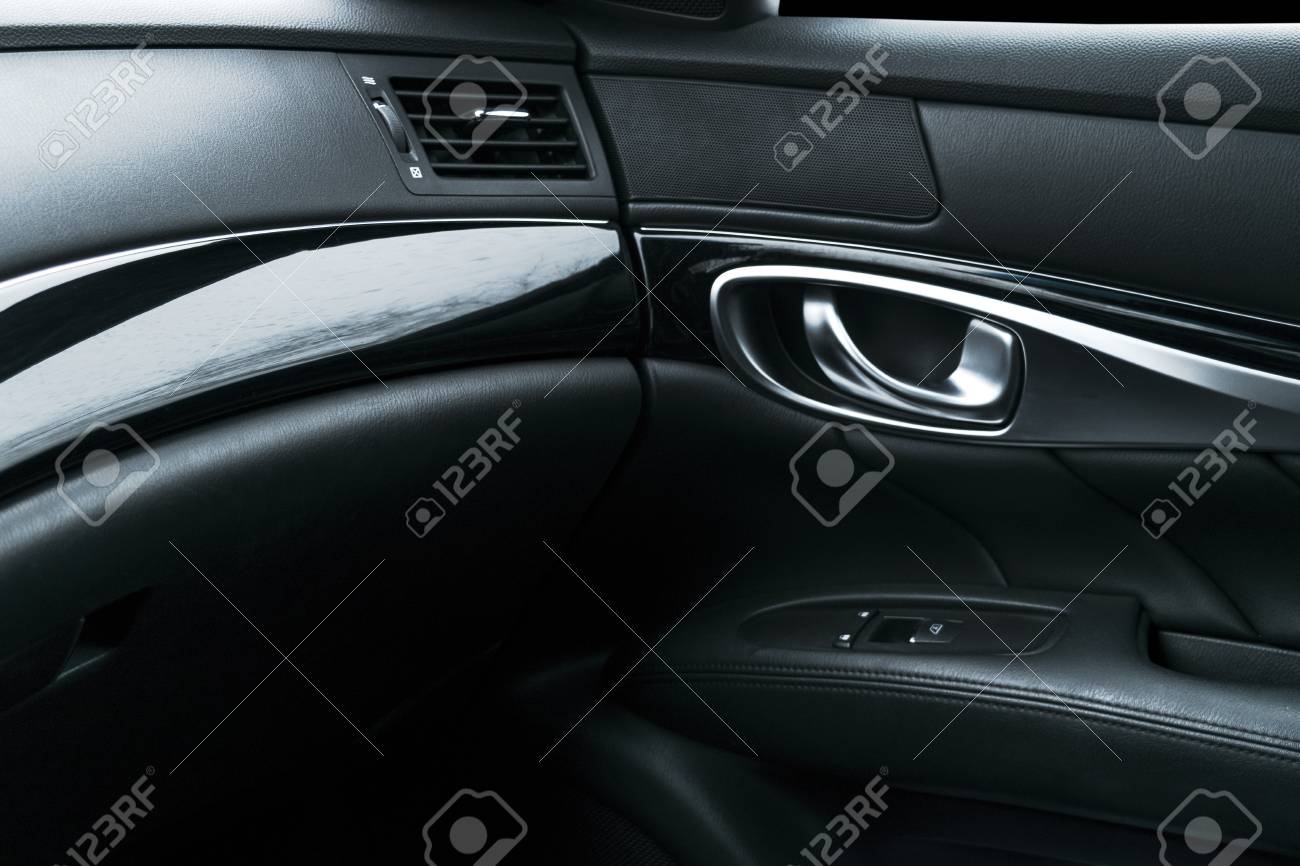 車の黒は窓の制御および調節が付いているドアのハンドルの革の内部の細部を穿こした 高級現代車の中の車のドアハンドル スイッチボタンコントロール の写真素材 画像素材 Image