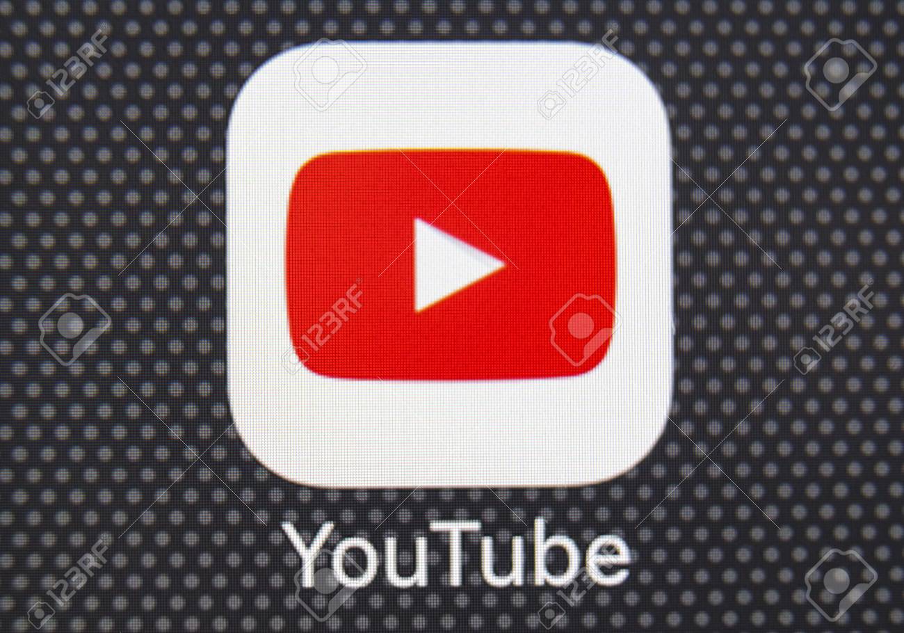 サンクト ピーターズバーグ ロシア 18年1月25日 アップルのiphone 8スマートフォンの画面クローズアップ上のyoutubeアプリケーション アイコン Youtube アプリのアイコン Youtube はオンライン ビデオ ネットワーキング サービスです の写真素材 画像素材 Image