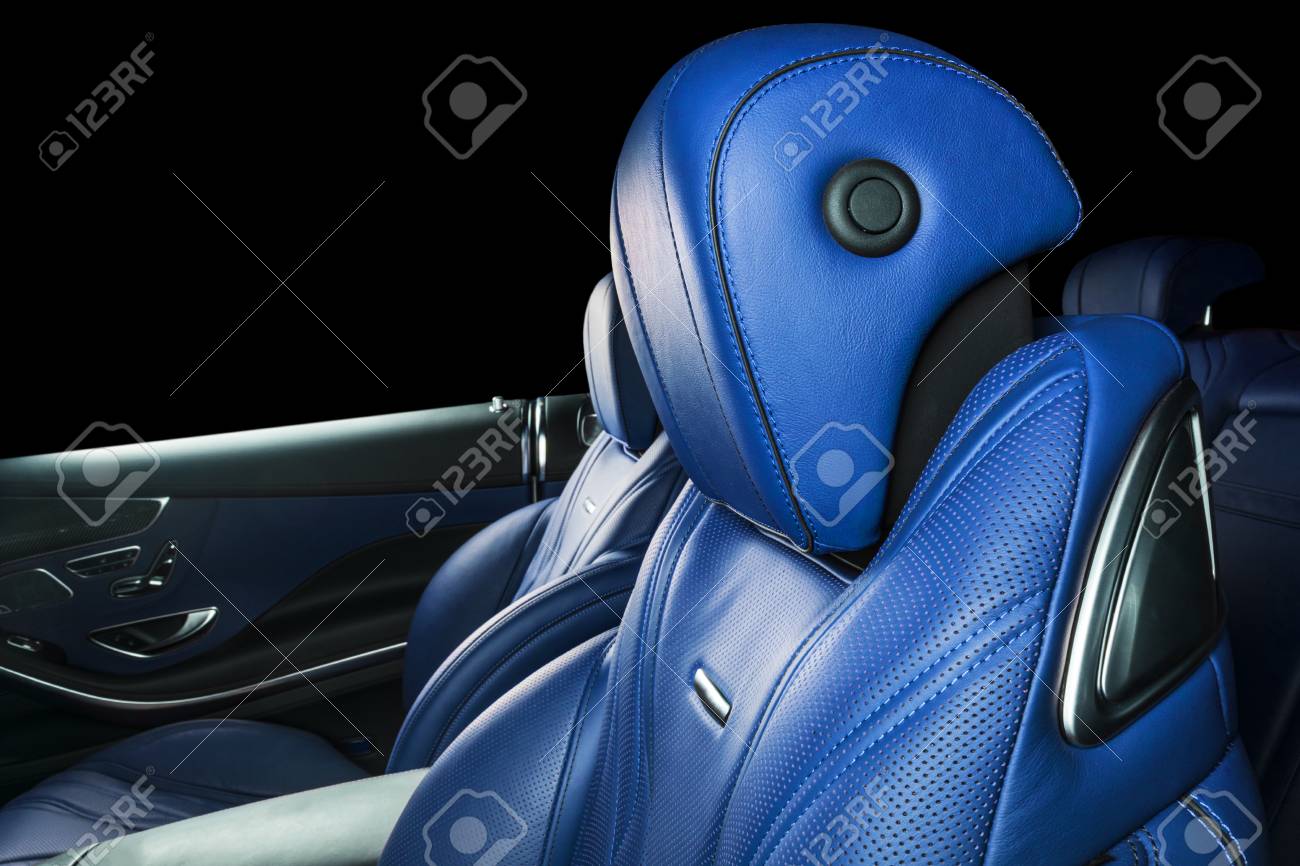 中のモダンな高級車 プレステージモダンカーのインテリア 快適な革の赤い座席 孤立した黒の背景を持つ青の穿引レザーの操縦室 モダンな車のインテリアの詳細 の写真素材 画像素材 Image 中のモダンな高級車 プレステージモダンカーのインテリア 快適な革の赤い座席 孤立した黒の背景を持つ青の穿引レザーの操縦室 モダンな車のインテリアの詳細 の写真素材 画像素材 Image