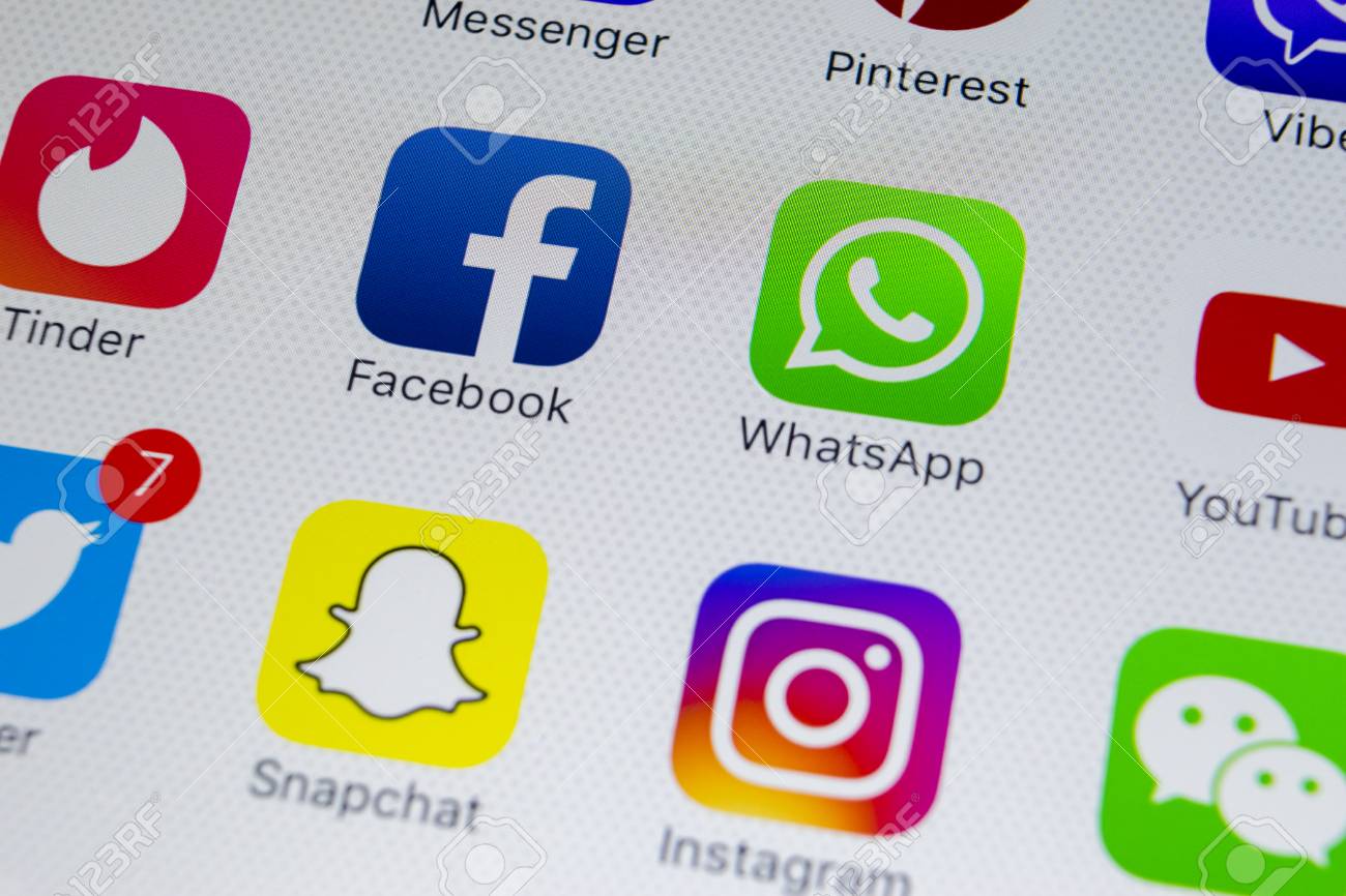 サンクト ピーターズバーグ ロシア 18年2月25日 画面上のソーシャルメディアフェイスブック インスタグラム ツイッター スナップチャットアプリケーションのアイコンを持つアップルのiphone X ソーシャルメディアアイコン ソーシャルネットワーク の写真素材