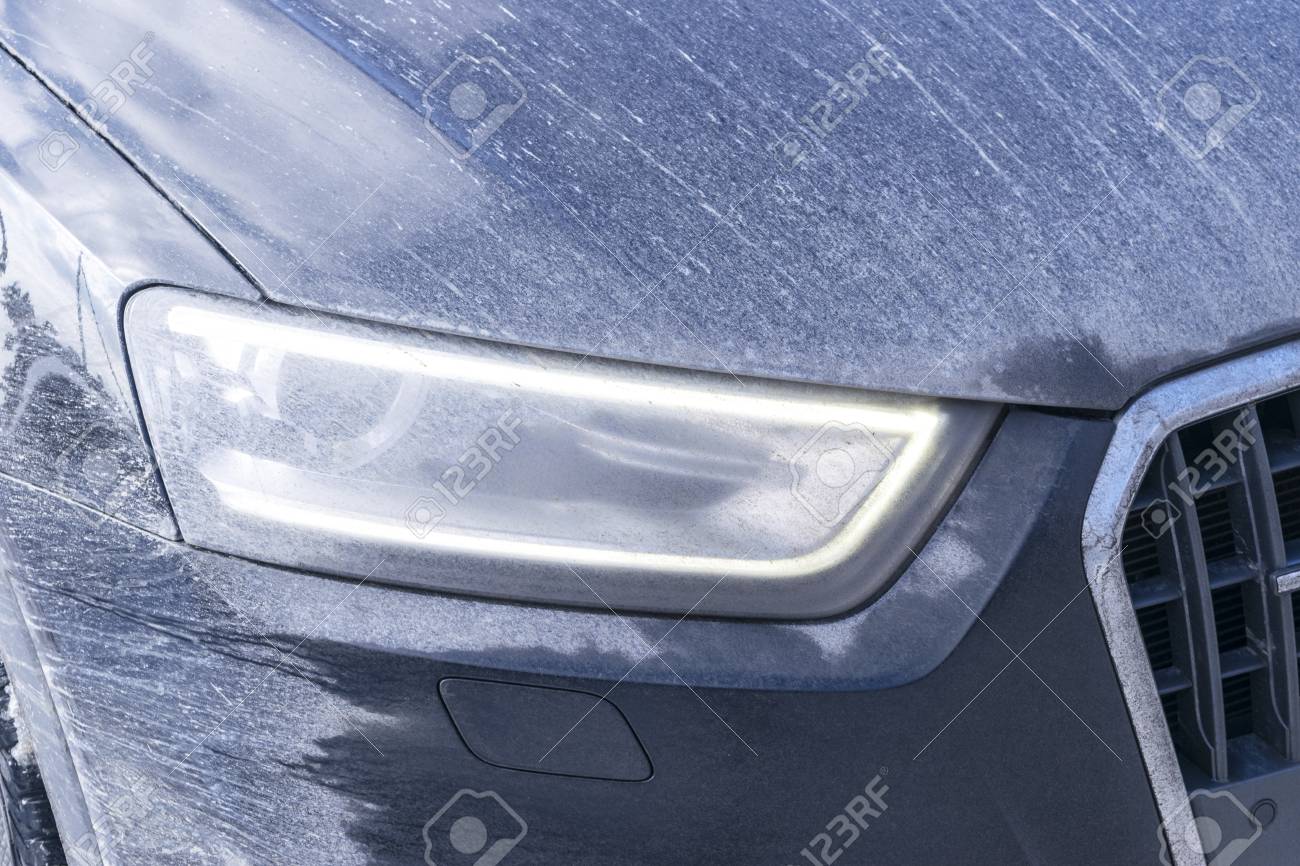 非常に汚れた車の正面図 汚れたsuvの破片 サイドパネルに沼のスプラッシュを持つオフロード車の汚れたヘッドライト ホイール バンパー の写真素材 画像素材 Image