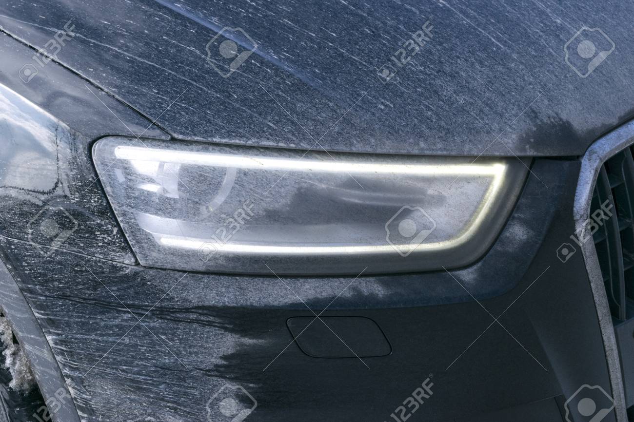 非常に汚れた車の正面図 汚れたsuvの破片 サイドパネルに沼のスプラッシュを持つオフロード車の汚れたヘッドライト ホイール バンパー の写真素材 画像素材 Image